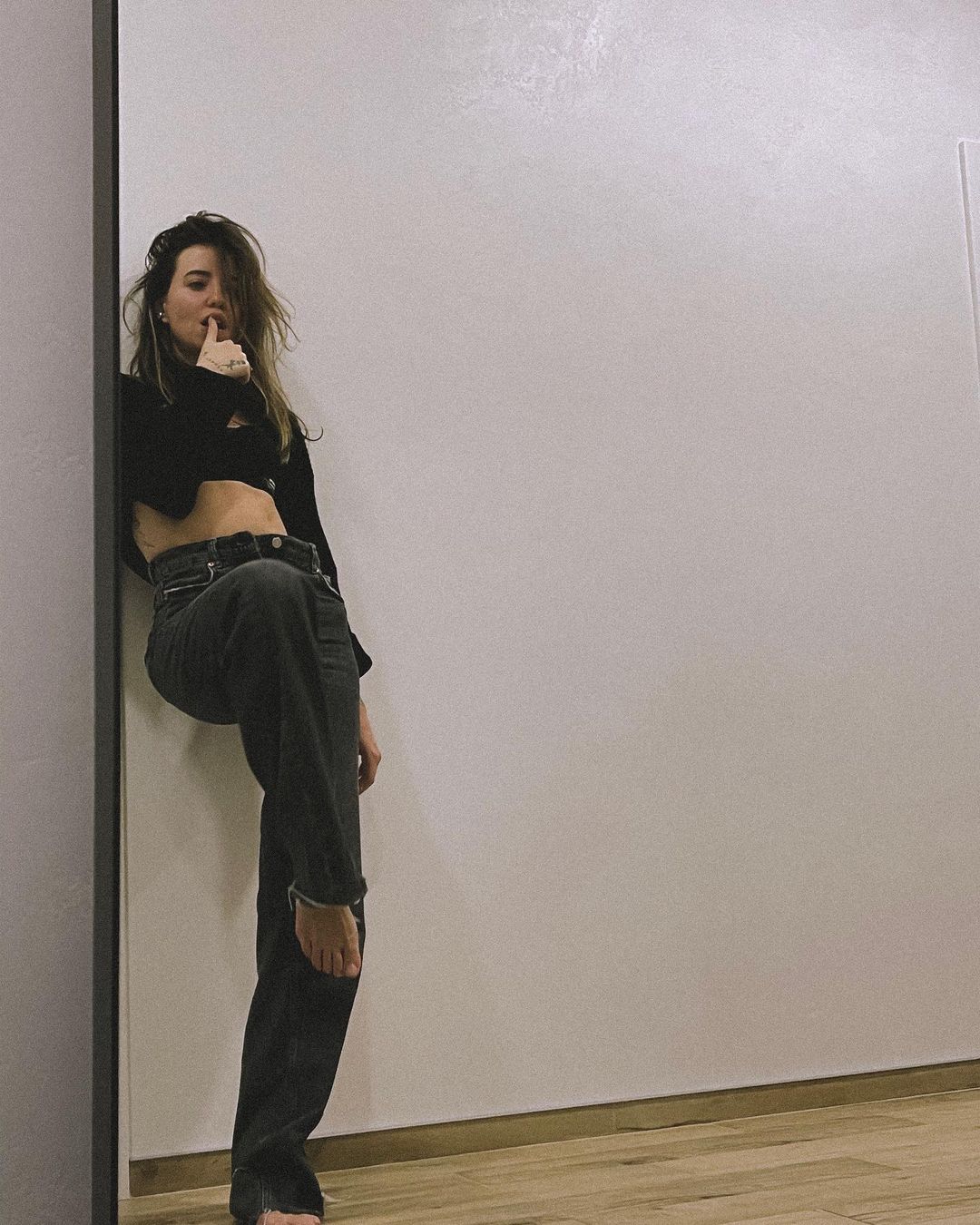 Пробуем повторить: Надя Дорофеева демонстрирует стильный зимний лук в джинсах и кроп-топе