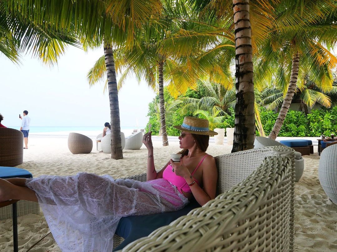 Наїдати завжди легше, ніж скидати: Слава Камінська в прозорій спідниці показала, чим харчується на відпочинку