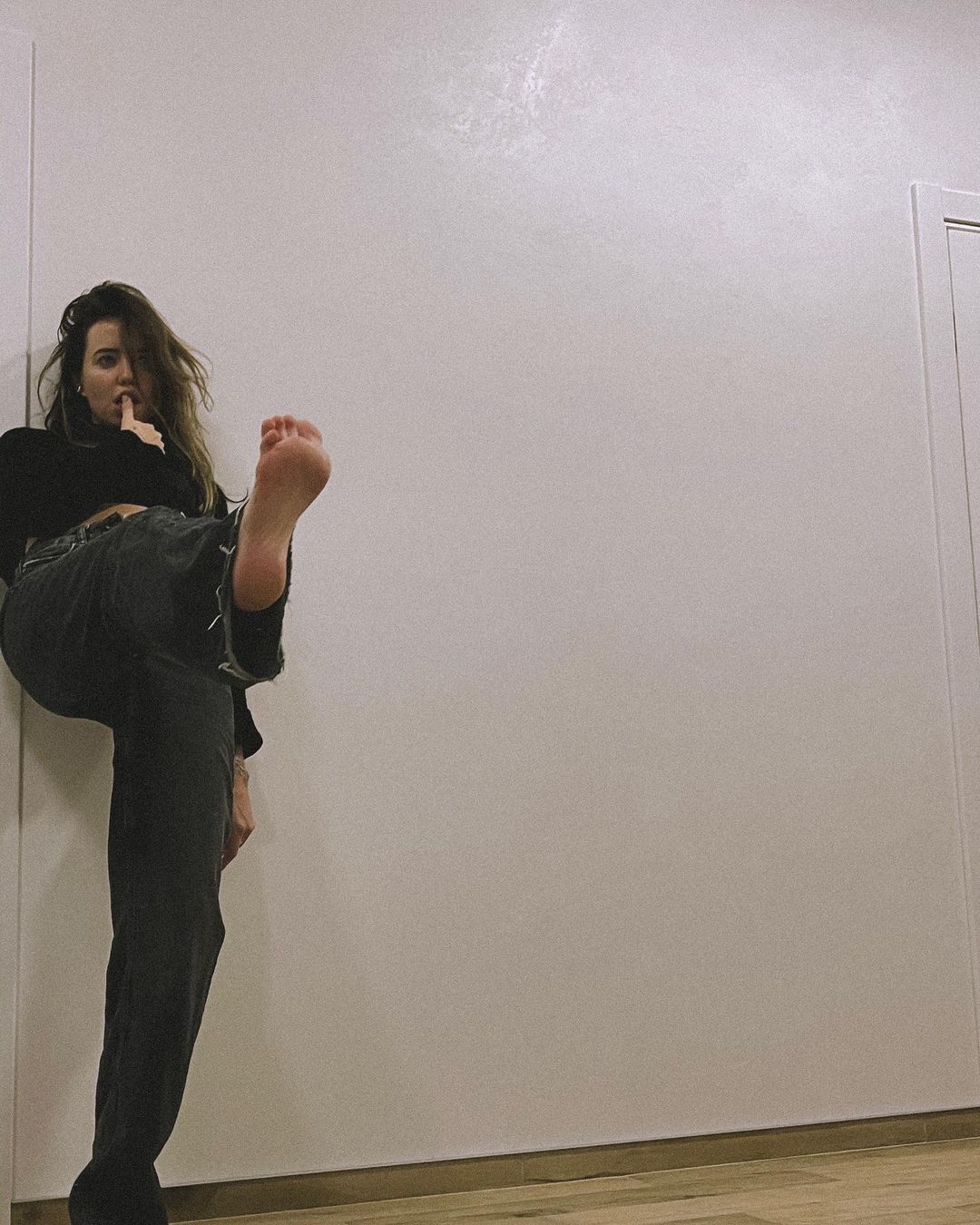 Пробуем повторить: Надя Дорофеева демонстрирует стильный зимний лук в джинсах и кроп-топе