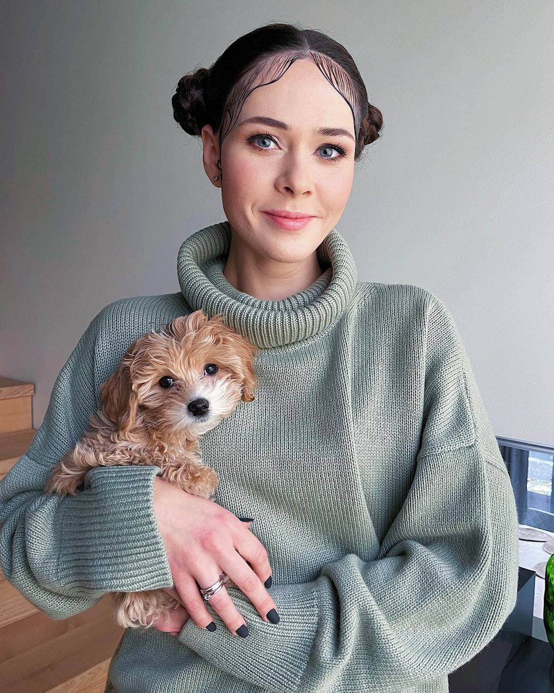 Две бусинки: Юлия Санина умилила фанатов фото с необычной прической и своей девочкой на руках