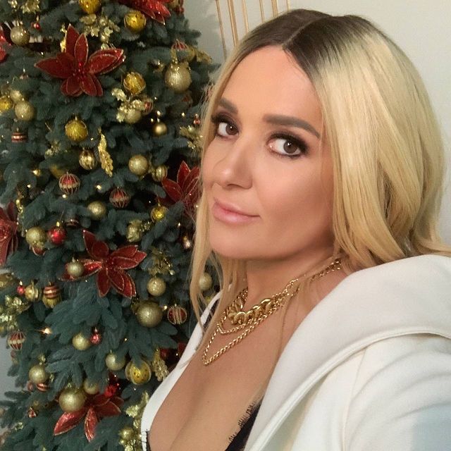 Наталья Могилевская засветила роскошное декольте в кружевах и обратилась к поклонникам