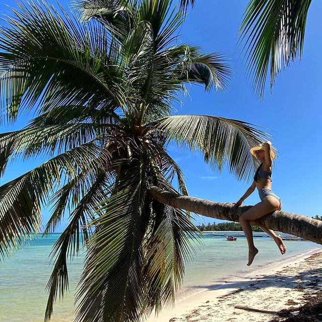 Наслаждаться каждой секундой: Мишина в бикини в соблазнительной позе сделала признание о любимом