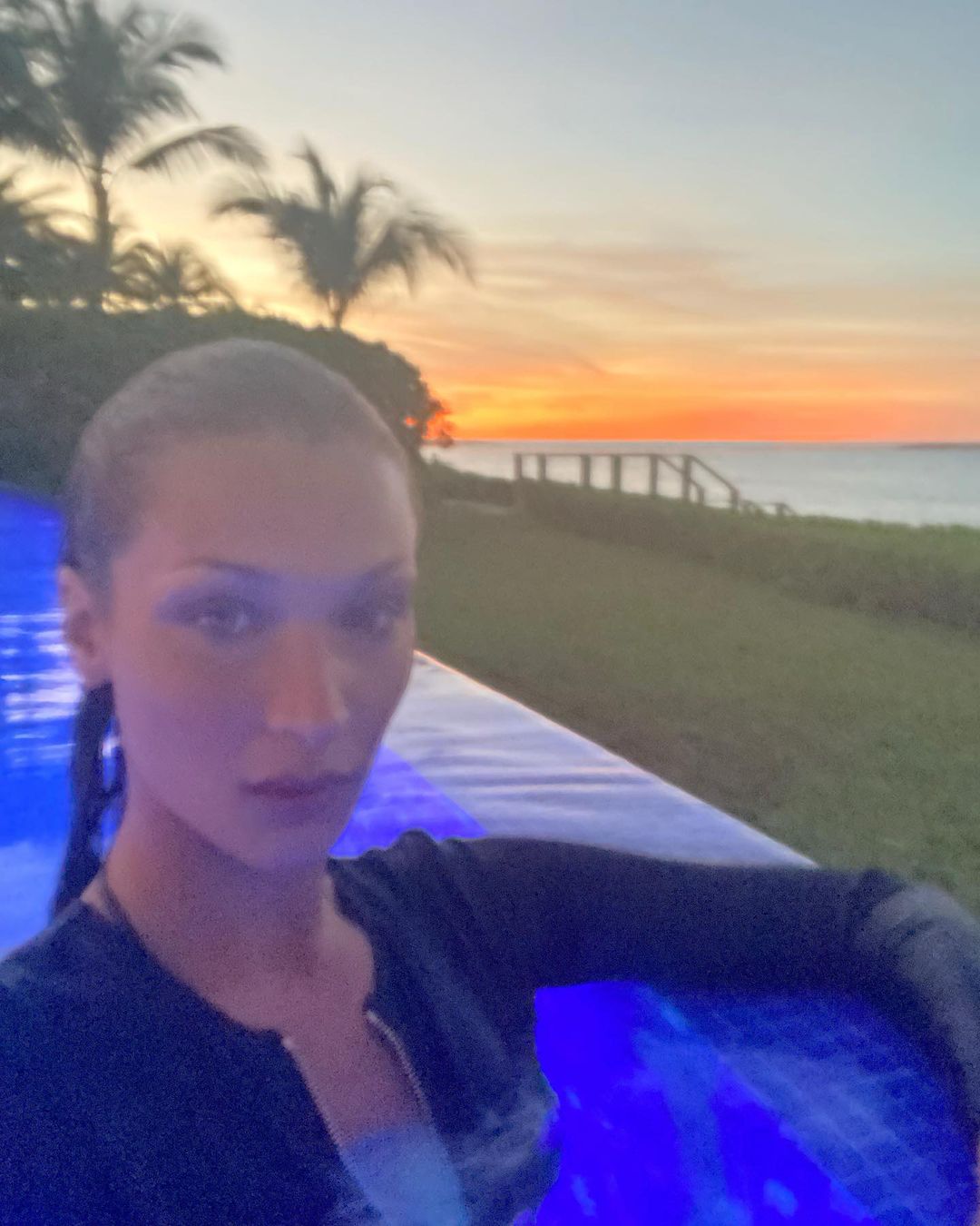 Фигура мечты: полуобнаженная Белла Хадид демонстрирует идеальное тело в купальнике