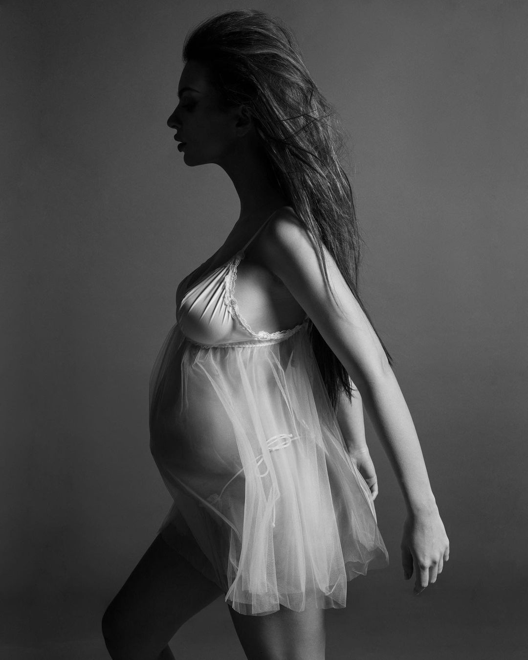 Полностью обнаженная Эмили Ратаковски взорвала сеть новой откровенной фотосессией