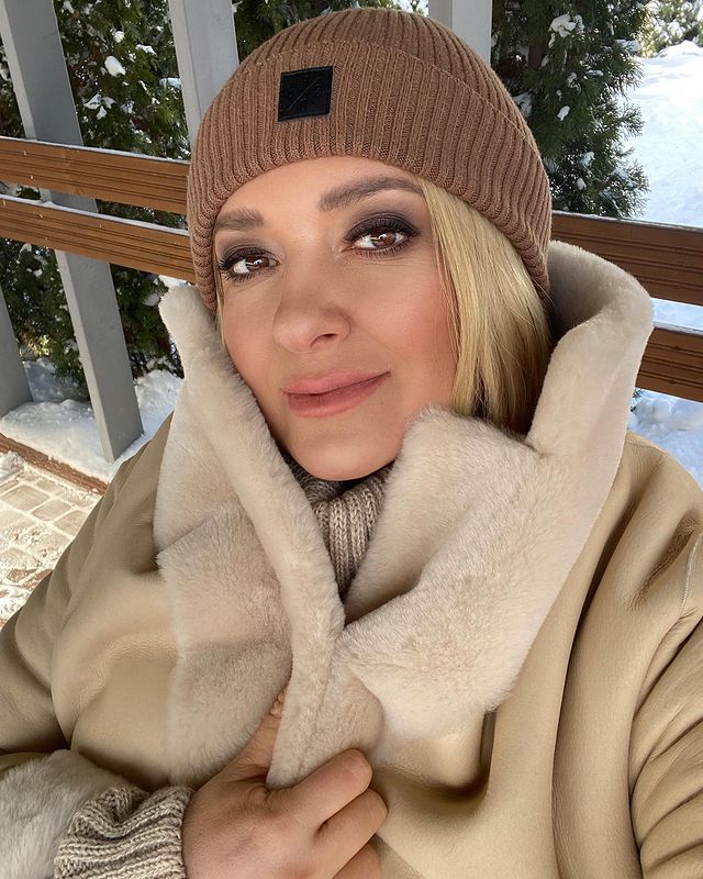 Наталья Могилевская засветила роскошное декольте в кружевах и обратилась к поклонникам