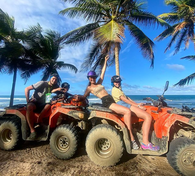 Крутой денек: Мишина с Эллертом и детьми показала свой "грязный" эктрим на отдыхе