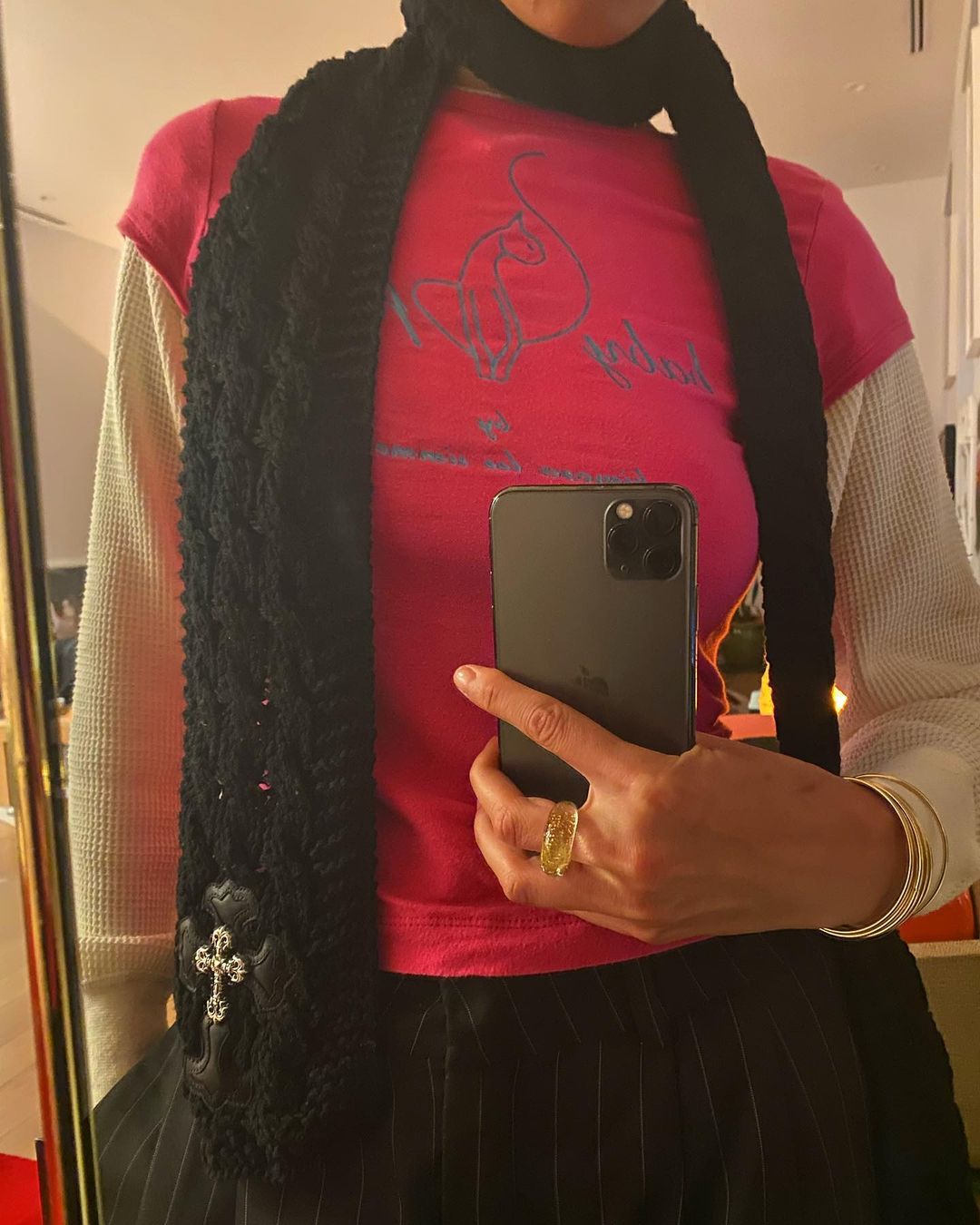 В пиджаке-оверсайз и модной шапке: Белла Хадид показала стильный образ на выход