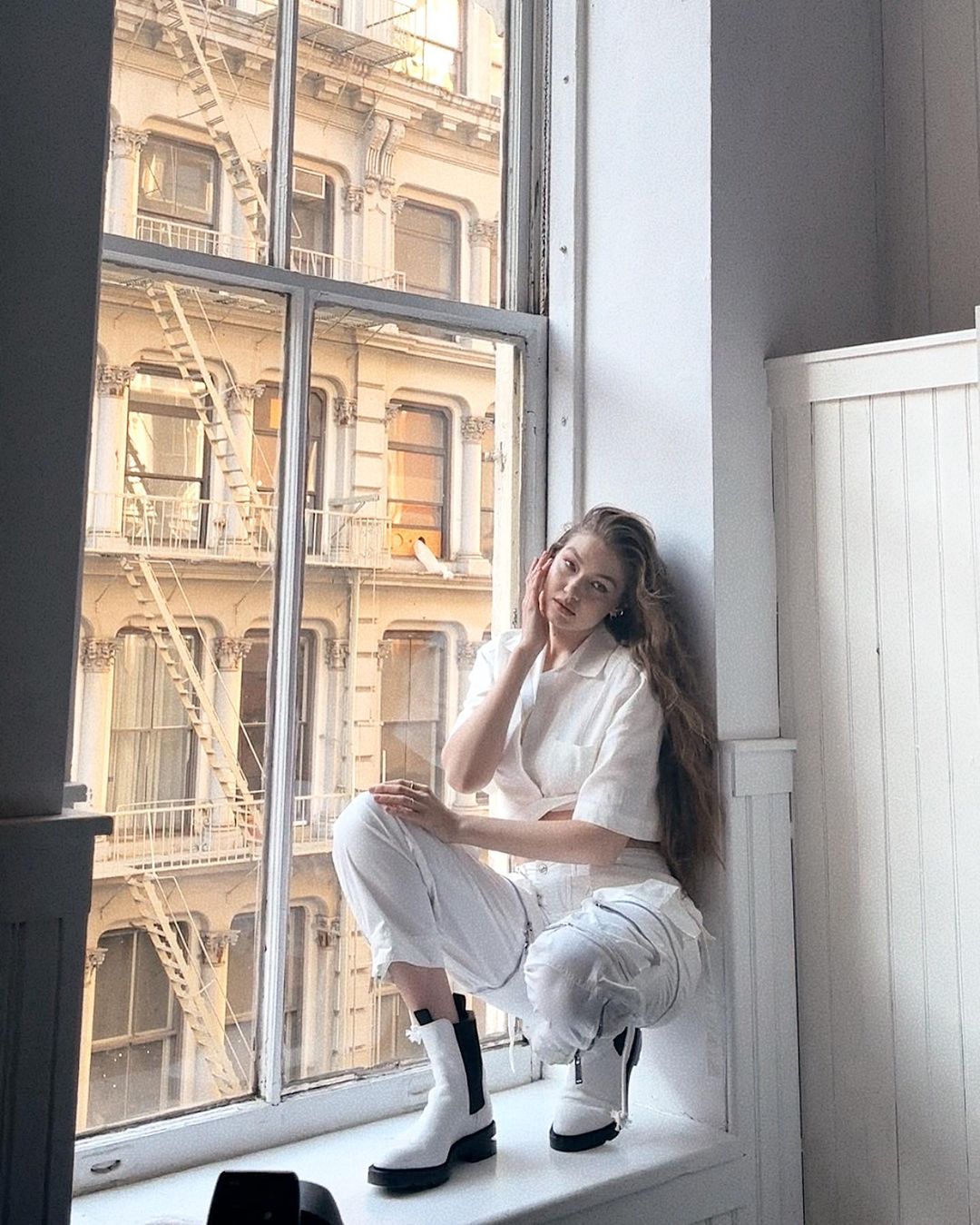 В пиджаке-оверсайз и модной шапке: Белла Хадид показала стильный образ на выход