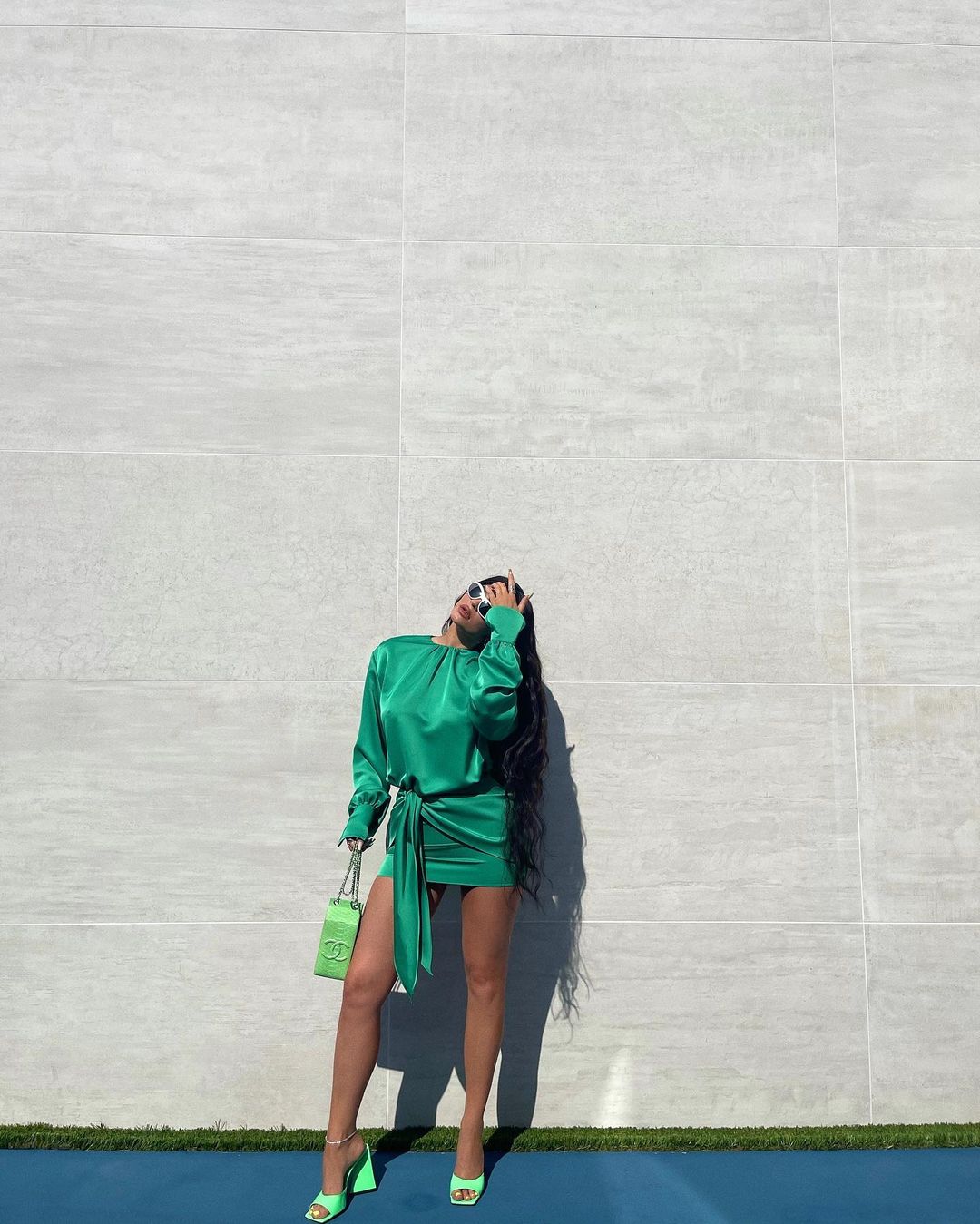 Курс на весну: Кайли Дженнер блеснула идеальной фигурой в сочном зеленом мини-платье