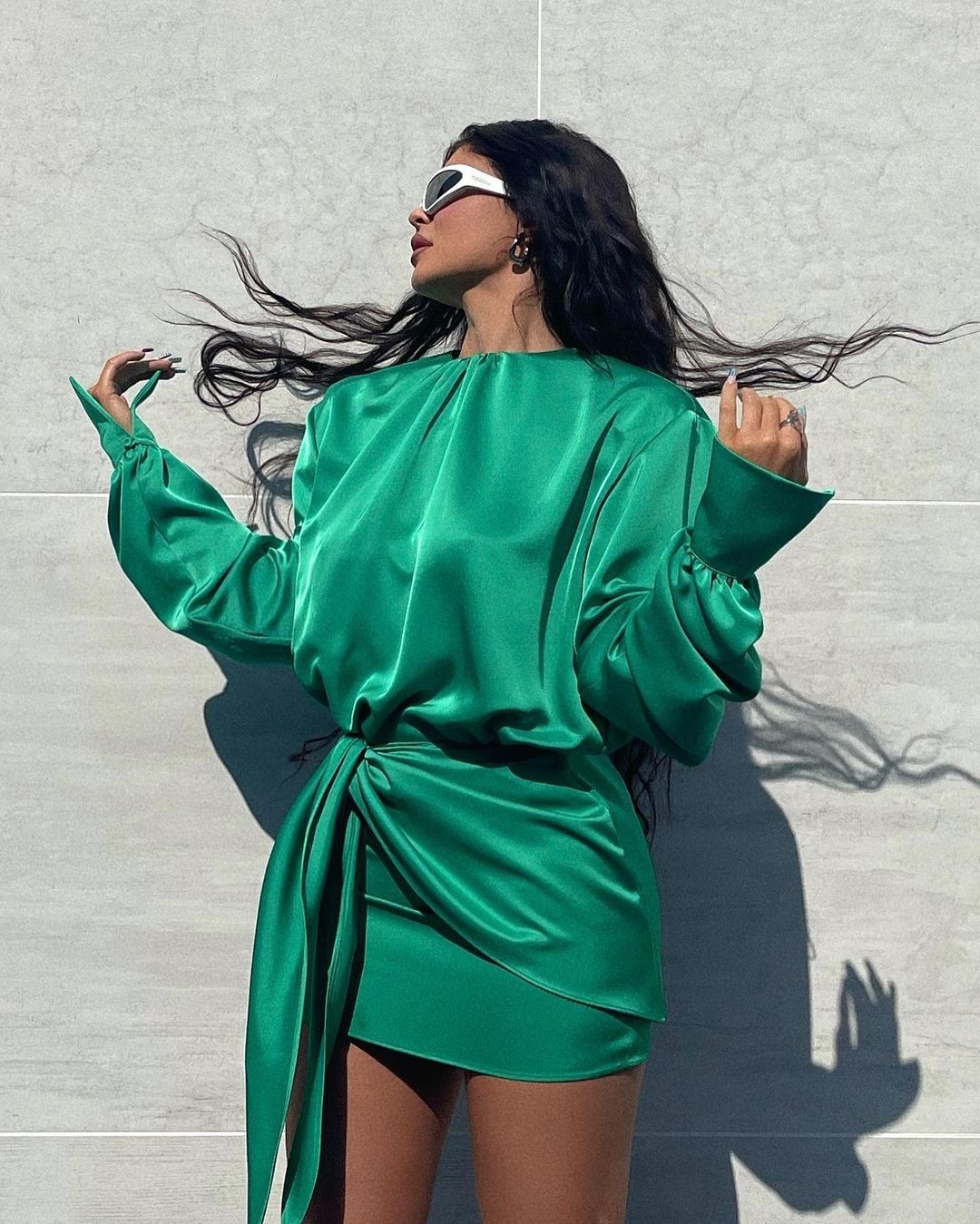 Курс на весну: Кайли Дженнер блеснула идеальной фигурой в сочном зеленом мини-платье