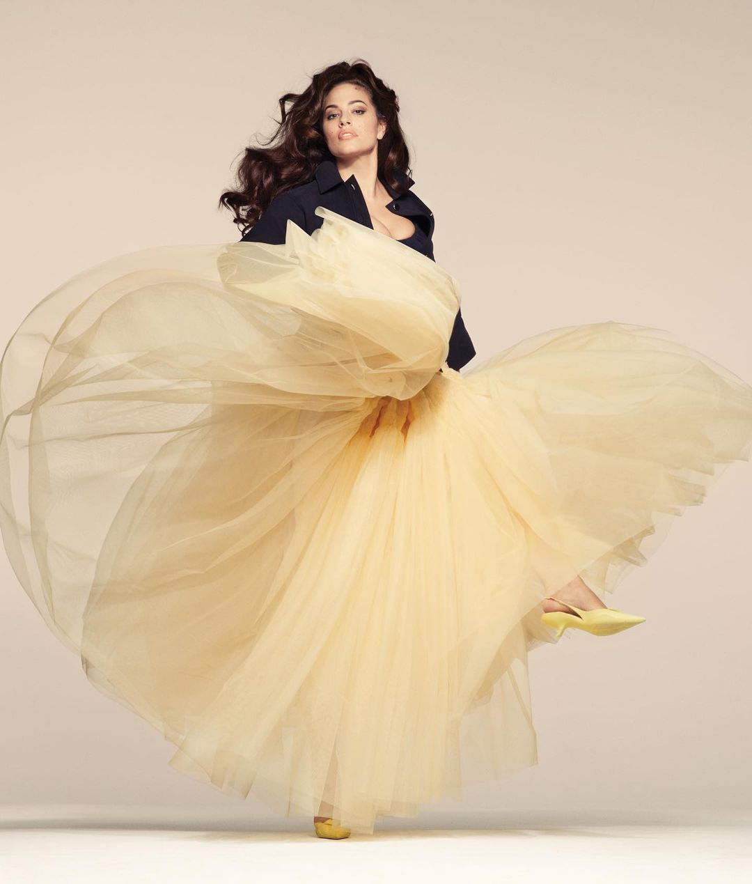 Это тело! Эшли Грэм взорвала сеть пышными формами в соблазнительном мини-платье