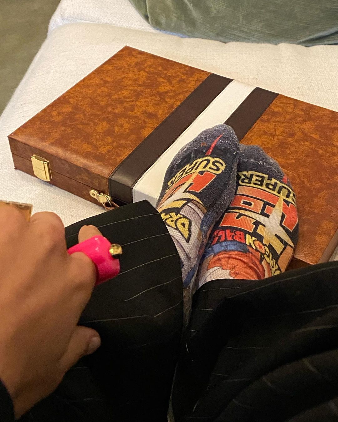 В пиджаке-оверсайз и модной шапке: Белла Хадид показала стильный образ на выход