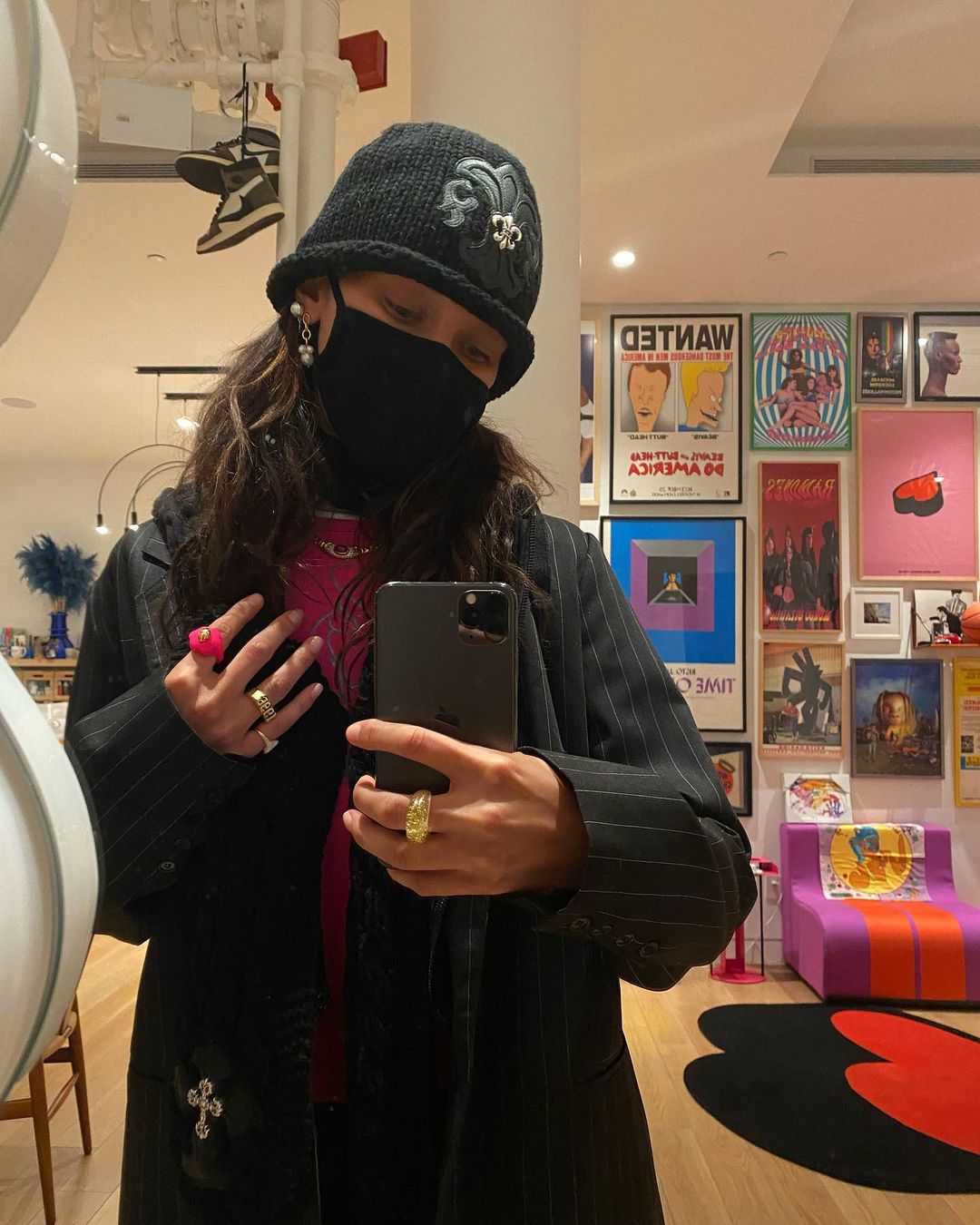 В пиджаке-оверсайз и модной шапке: Белла Хадид показала стильный образ на выход