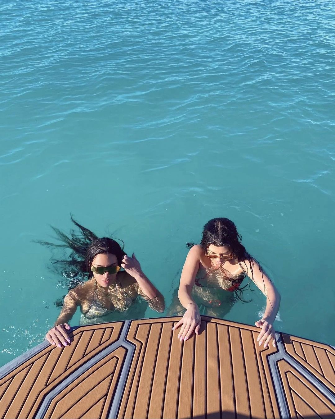 Полуголые на пляже: Ким и Кортни Кардашьян засыпали сеть откровенными фото в купальниках