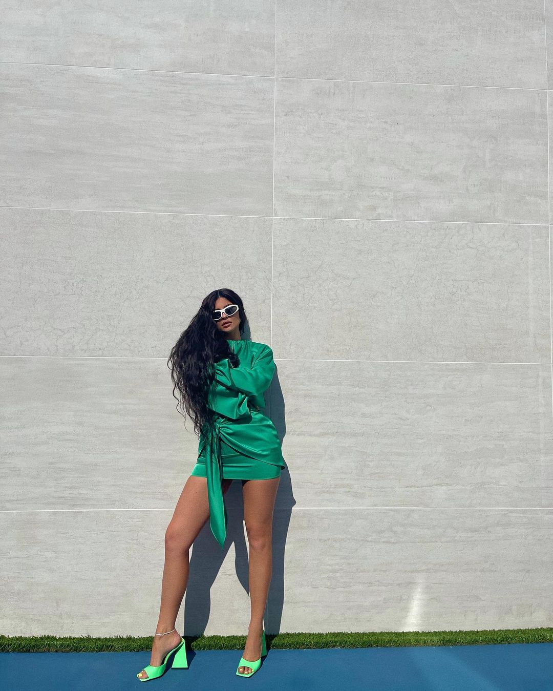 Курс на весну: Кайли Дженнер блеснула идеальной фигурой в сочном зеленом мини-платье