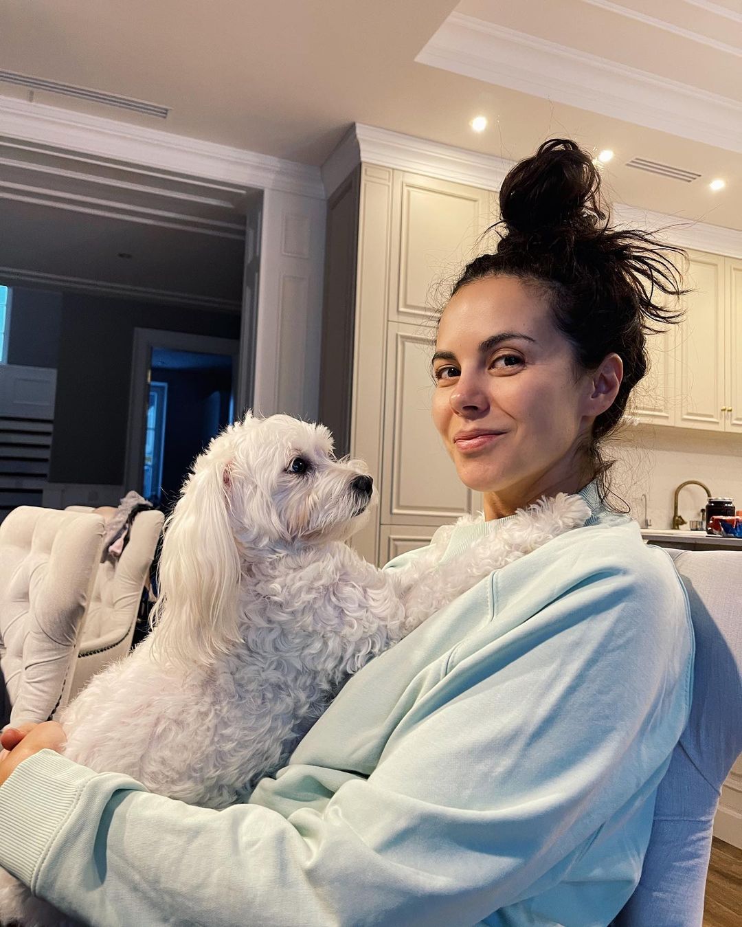 Джинси з лампасами і лонгслив: Настя Каменських показала, як стильно одягатися цієї зими