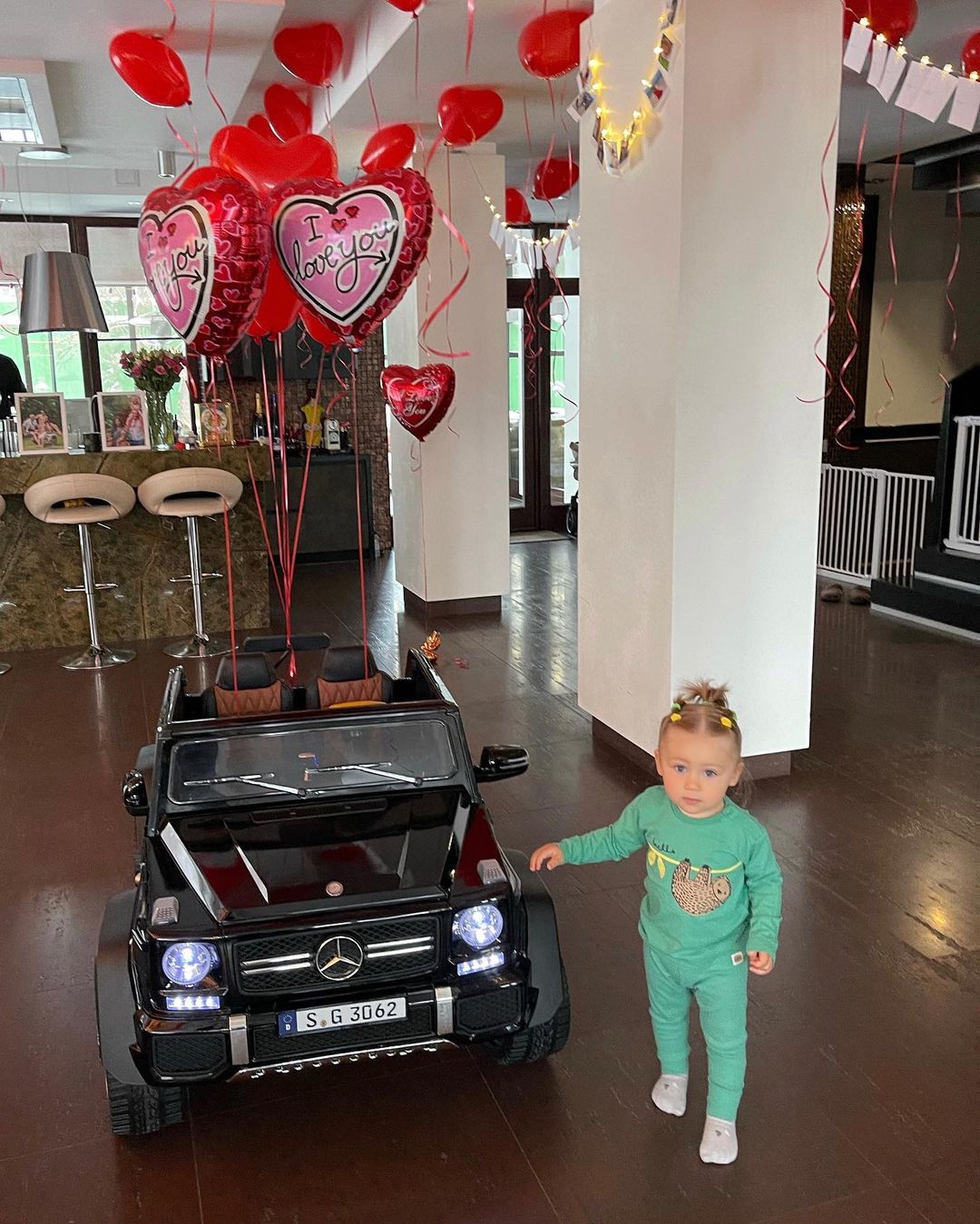 Щаслива дівчинка: Санта Дімопулос похвалилася першою машиною своєї дочки