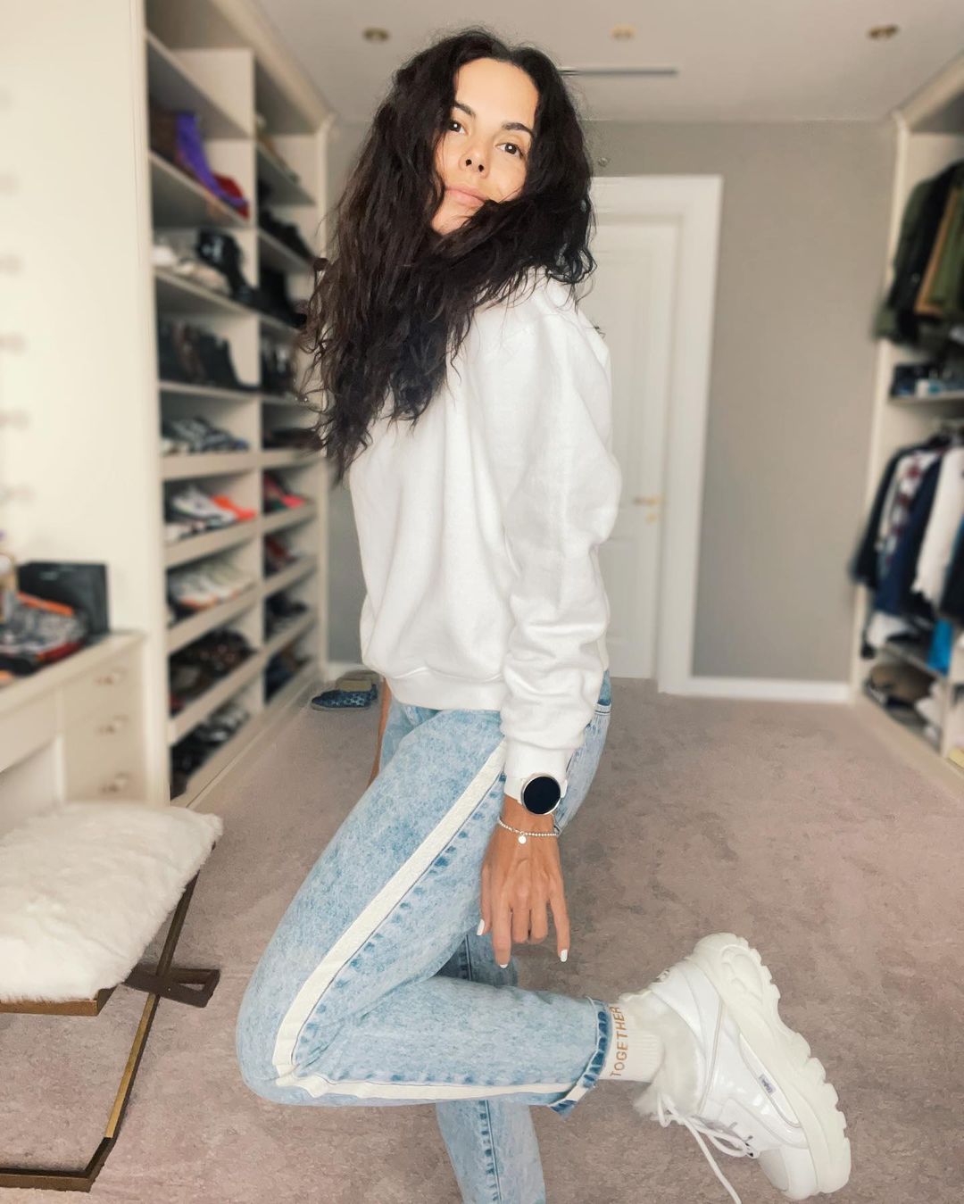 Джинси з лампасами і лонгслив: Настя Каменських показала, як стильно одягатися цієї зими