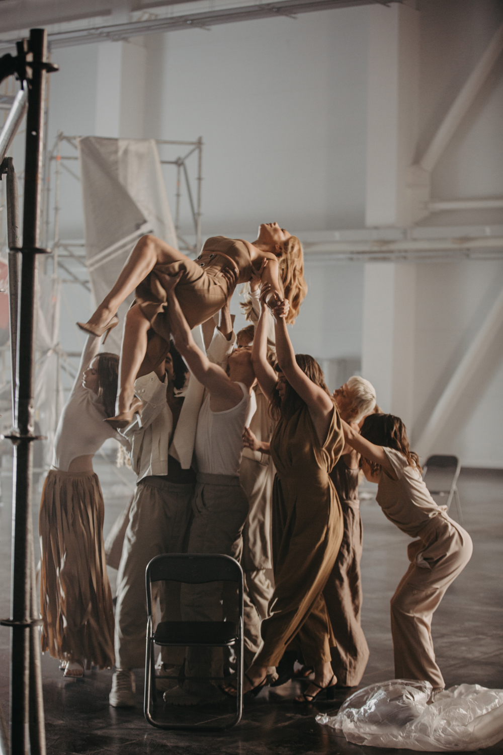 Тіна Кароль показала, як тонула, підривала, ходила по воді і палила готель у новому кліпі