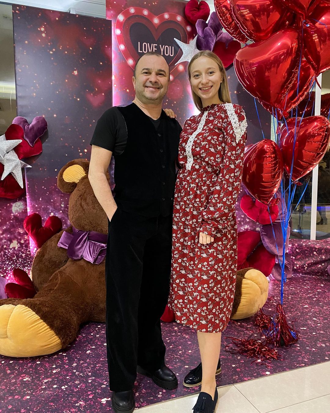 Молодая жена Виктора Павлика показала подросший животик на День святого Валентина