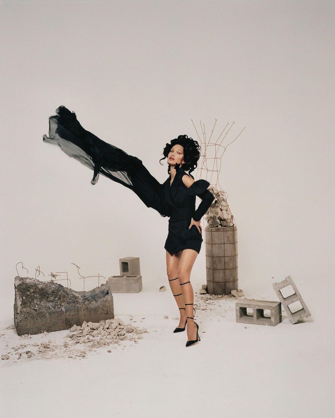 Мини и чулки из латекса: Белла Хадид в провокационном образе блеснула точеной фигурой