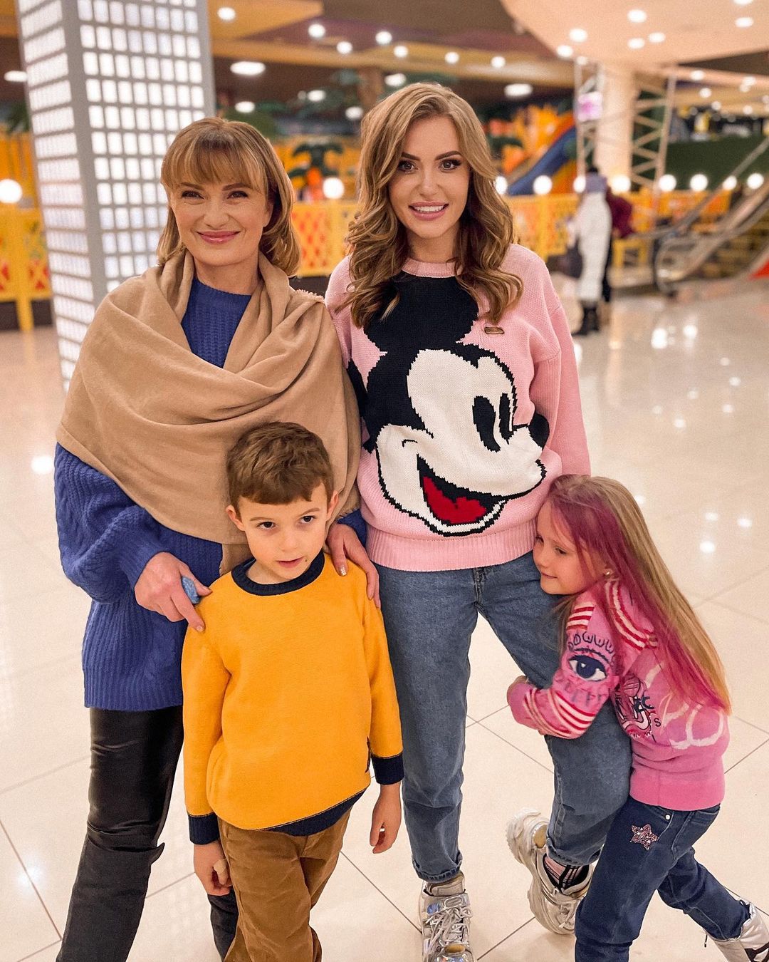 Нереально похожи: Слава Каминская взорвала сеть веселым фото со своей мамой и детьми
