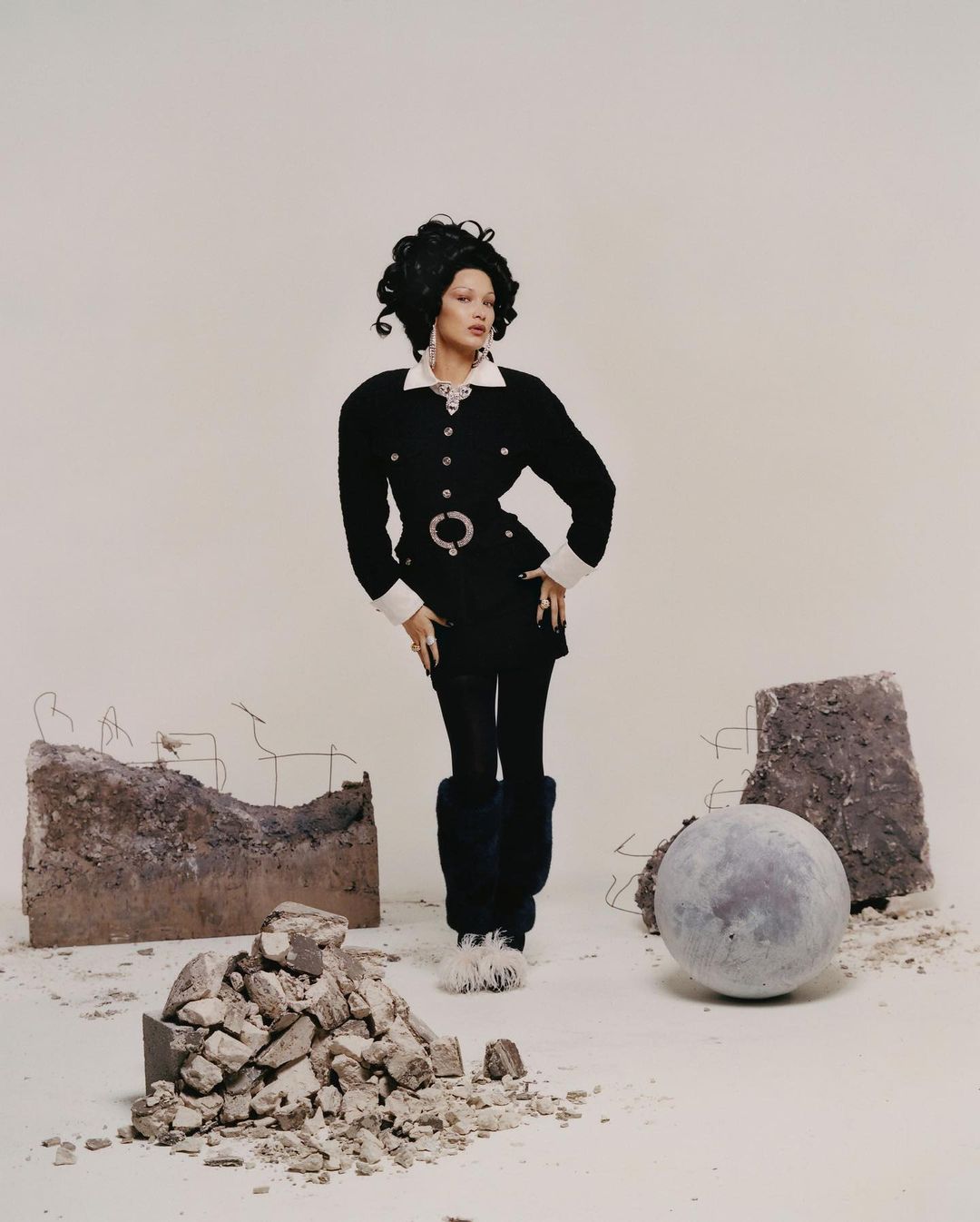 Мини и чулки из латекса: Белла Хадид в провокационном образе блеснула точеной фигурой