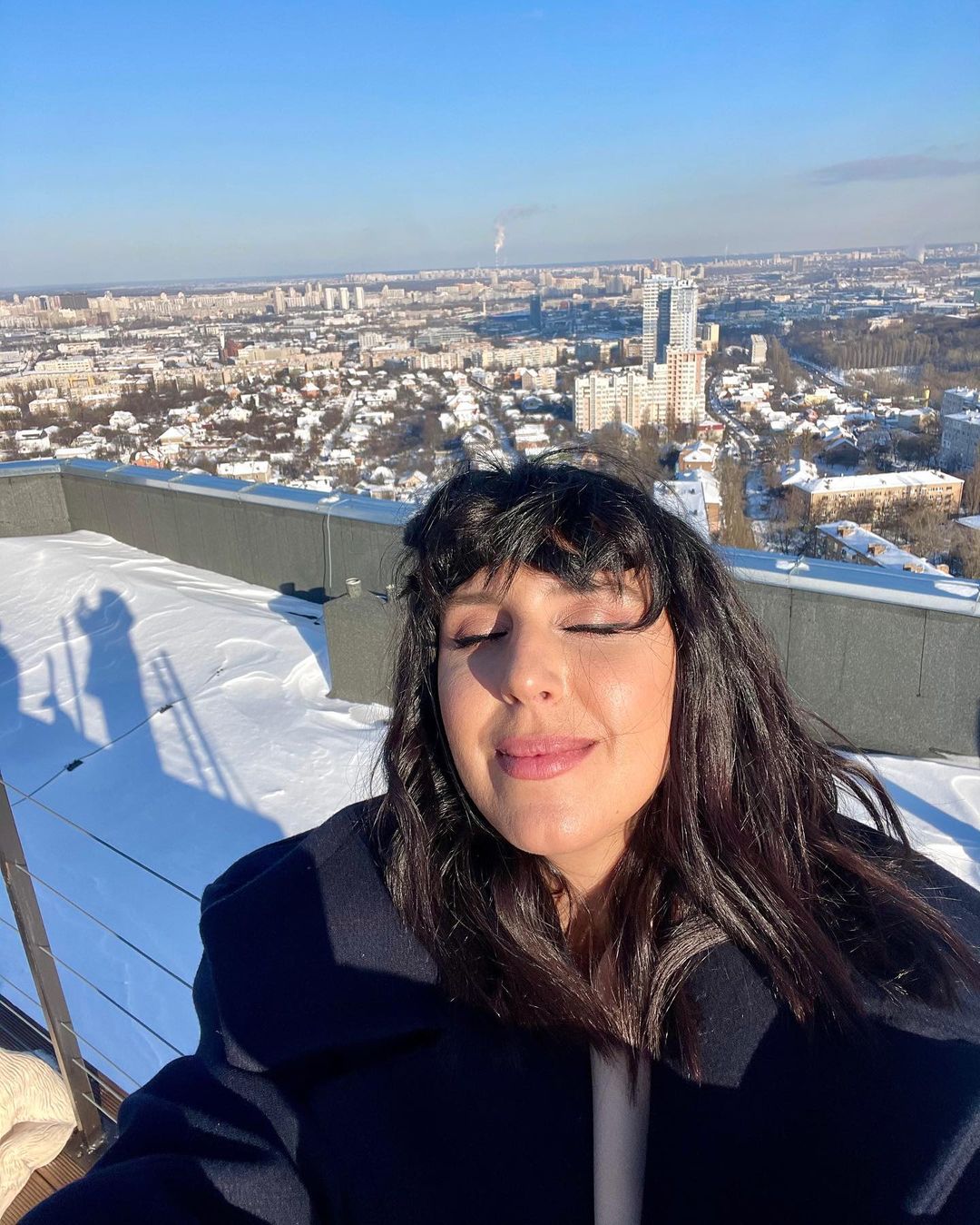 Это любовь: Джамала в откровенном топе и пальто-оверсайз покорила фолловеров красотой