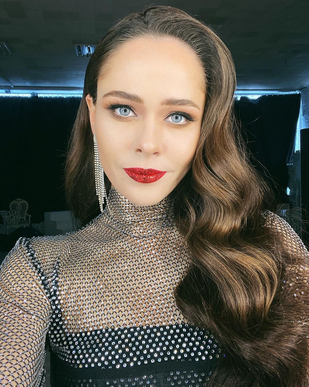 Яскрава Саніна у вбранні-сітці поділилася несподіваним одкровенням: опуститися з небес на землю