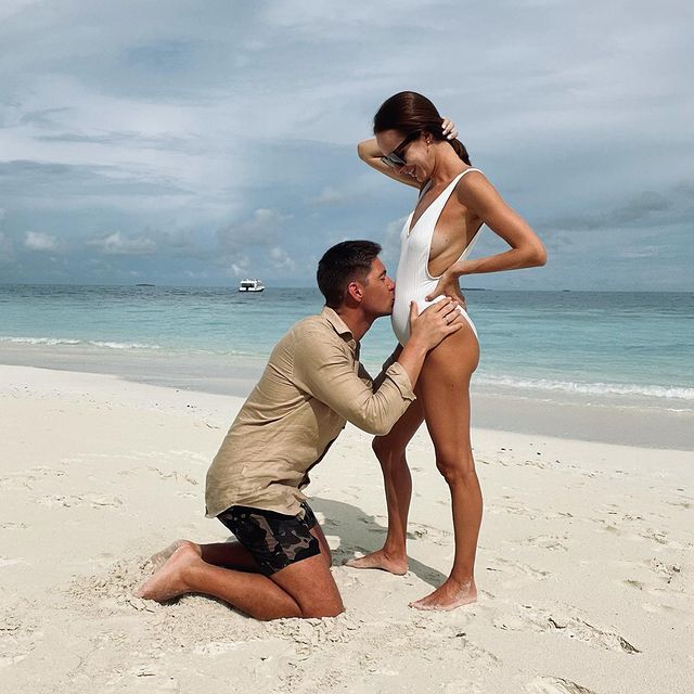 Остапчук всколыхнул сеть &quot;беременным&quot; фото жены: она поспешила сделать заявление