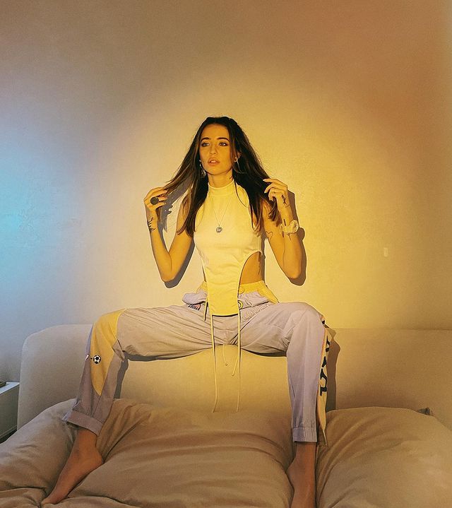 Соблазнительная Дорофеева в необычном топе устроила постельный фотосет: невероятная красотка