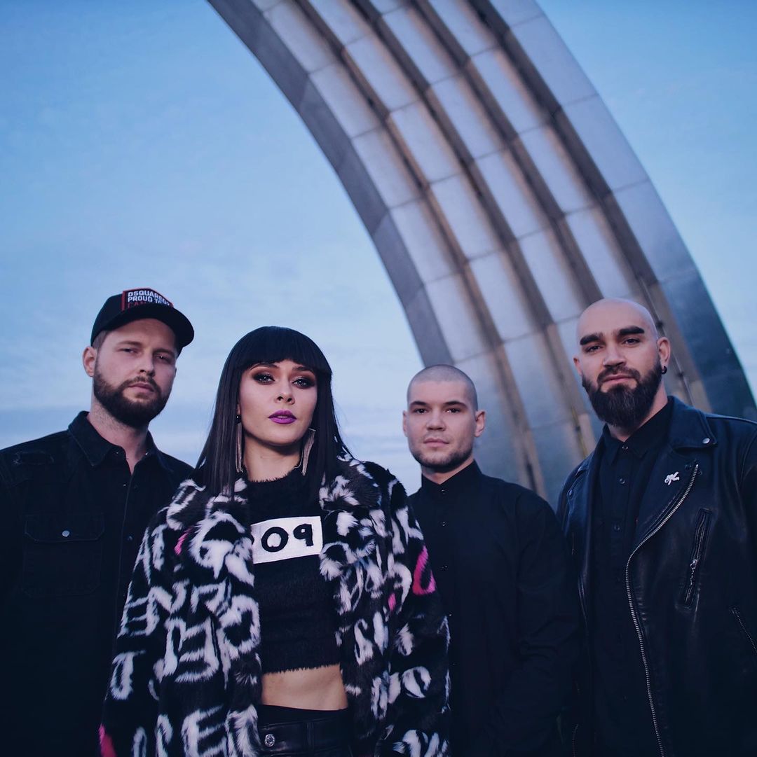 В стильній шубі і з коротким каре: Юлія Саніна захопила фанатів красою, скучили