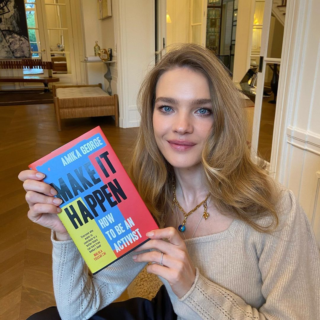 Бежевий джемпер і трендові кольє: Наталя Водянова показала стильний образ на кожен день