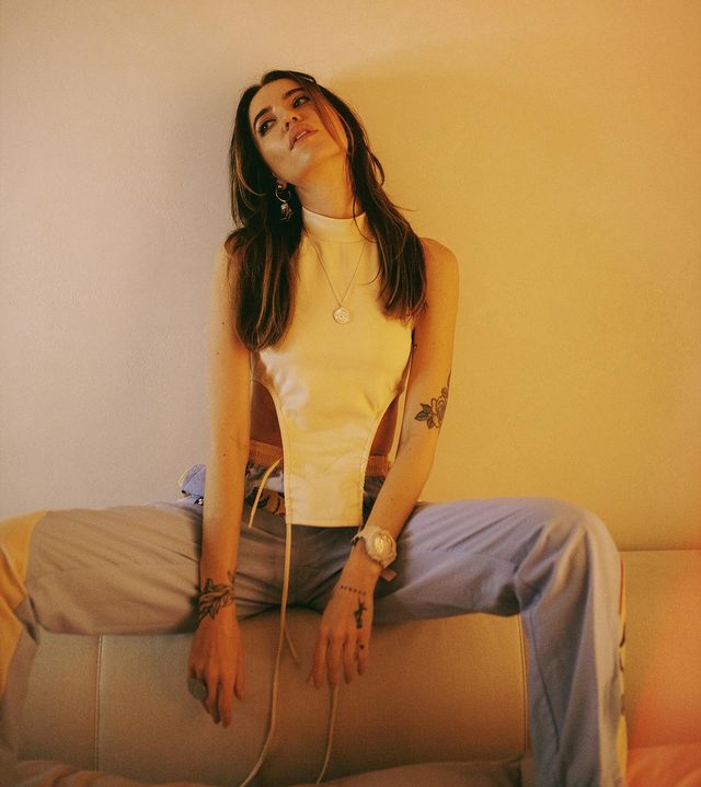 Соблазнительная Дорофеева в необычном топе устроила постельный фотосет: невероятная красотка