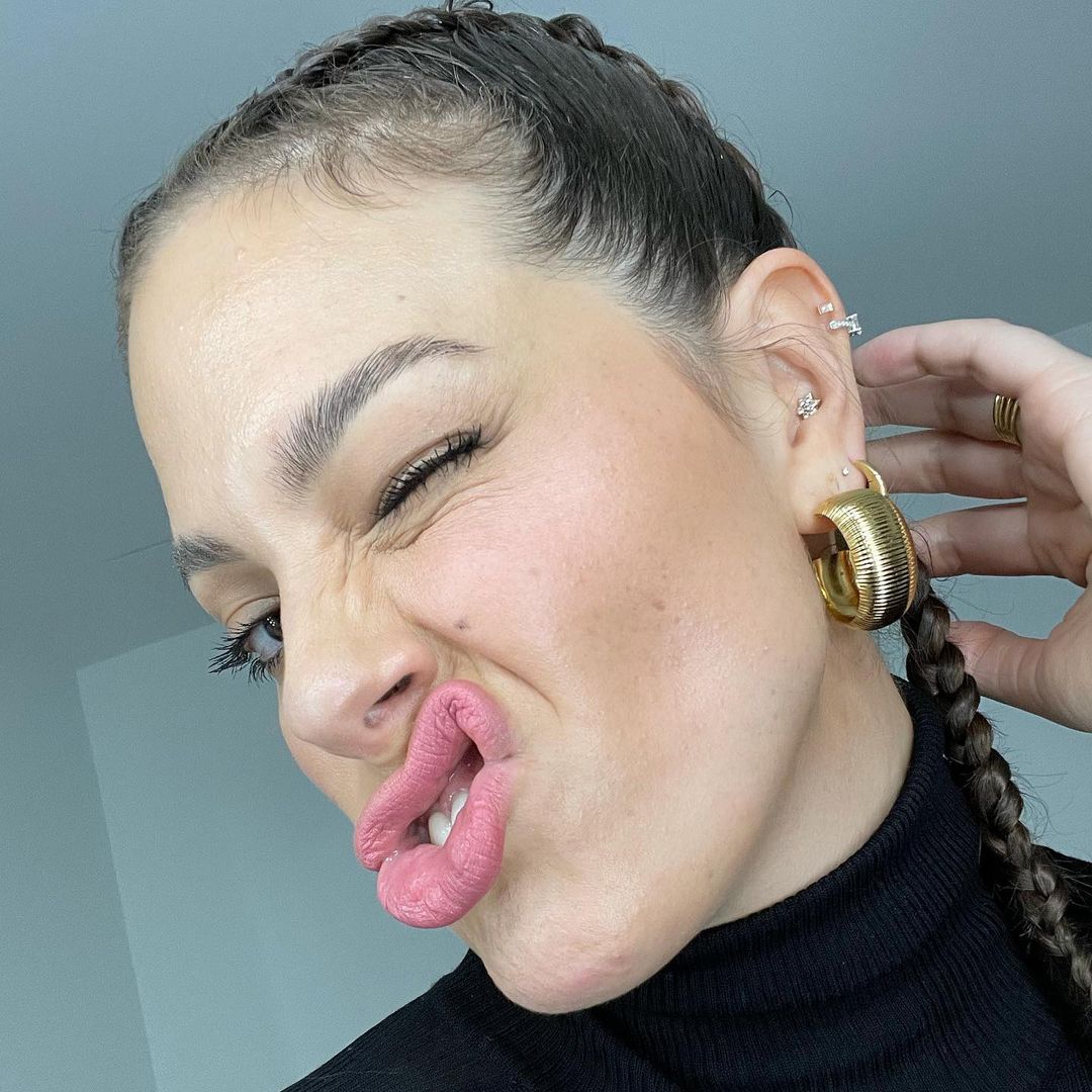 Розквітаємо: Ешлі Грем вчить робити наймодніший макіяж майбутньої весни