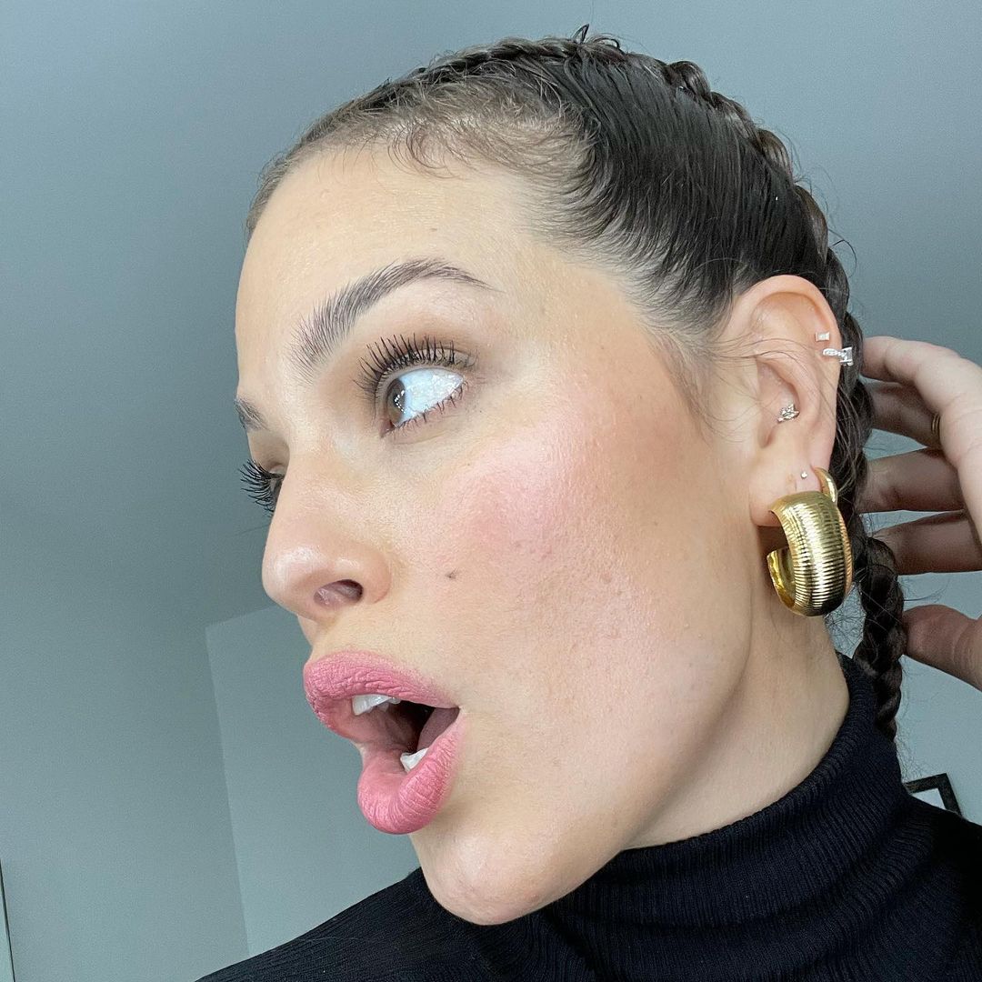 Розквітаємо: Ешлі Грем вчить робити наймодніший макіяж майбутньої весни