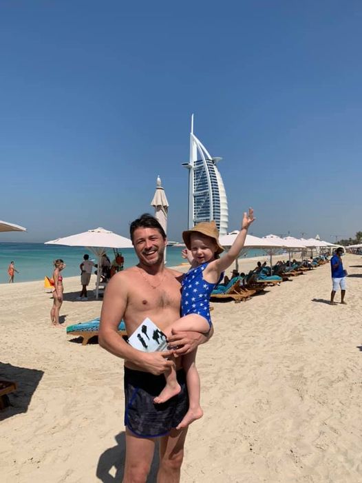 Притула с дочкой на руках порадовал фото с отдыха в ОАЭ