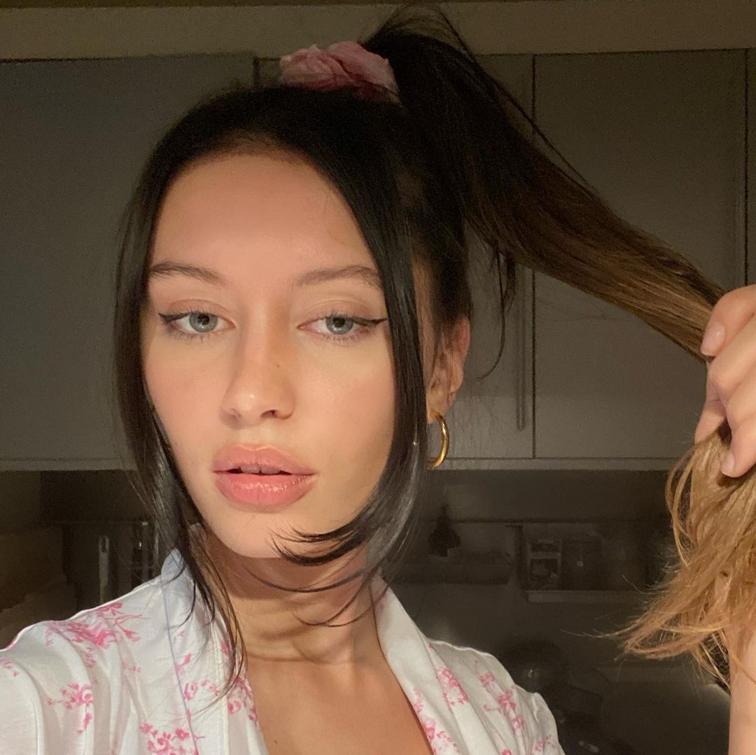 Зухвалий хвіст і кокетливі стрілки: Айріс Лоу блищить в новому спокусливому образі