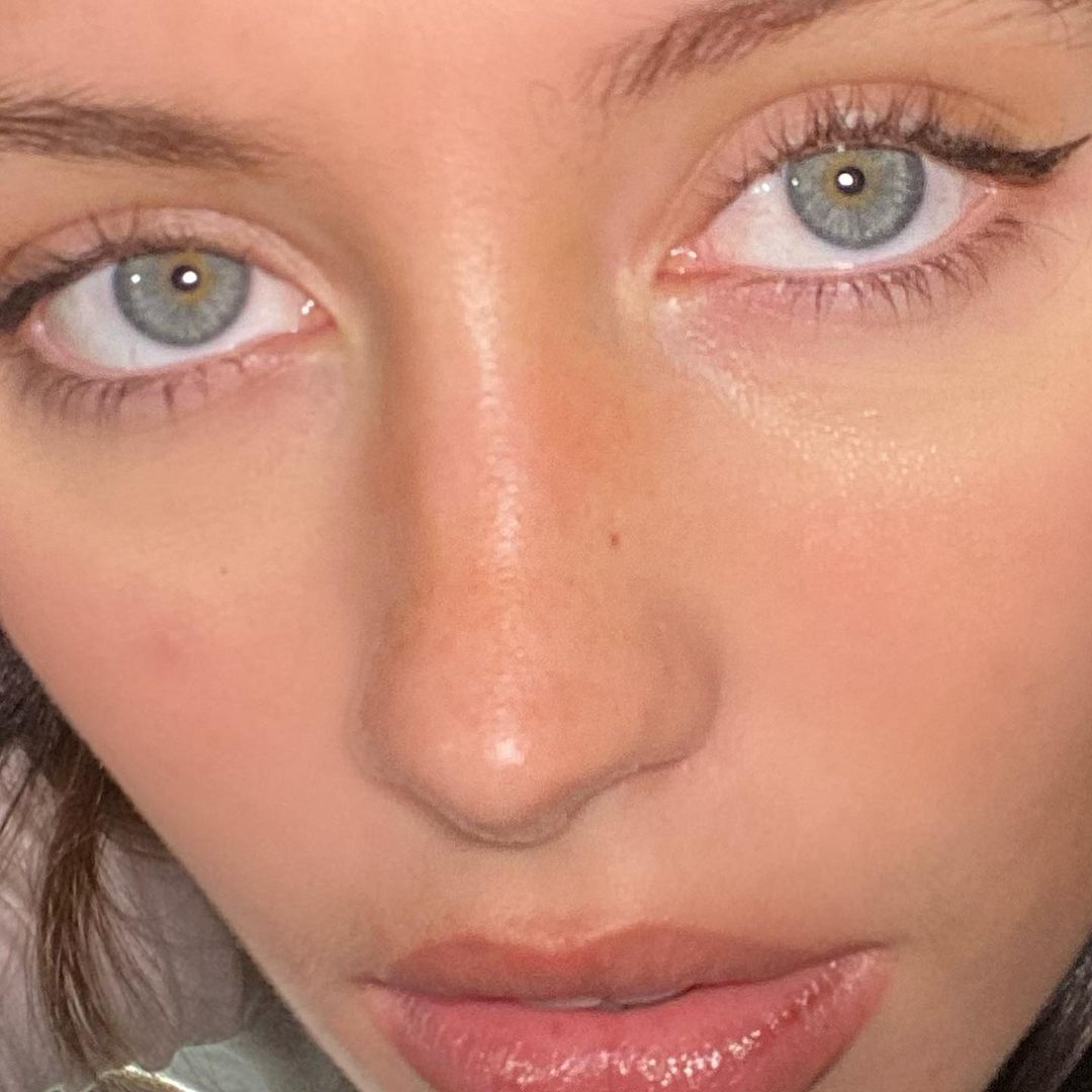 Зухвалий хвіст і кокетливі стрілки: Айріс Лоу блищить в новому спокусливому образі