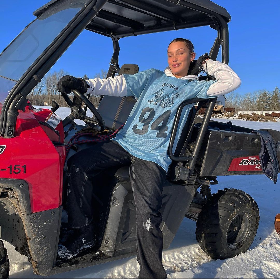 Стильно и комфортно: Белла Хадид показала, как сочетать спортивные вещи