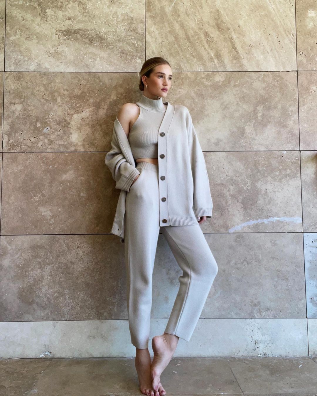 Роузи Хантингтон-Уайтли показала, какой костюм-тройку стоит приобрести этой весной