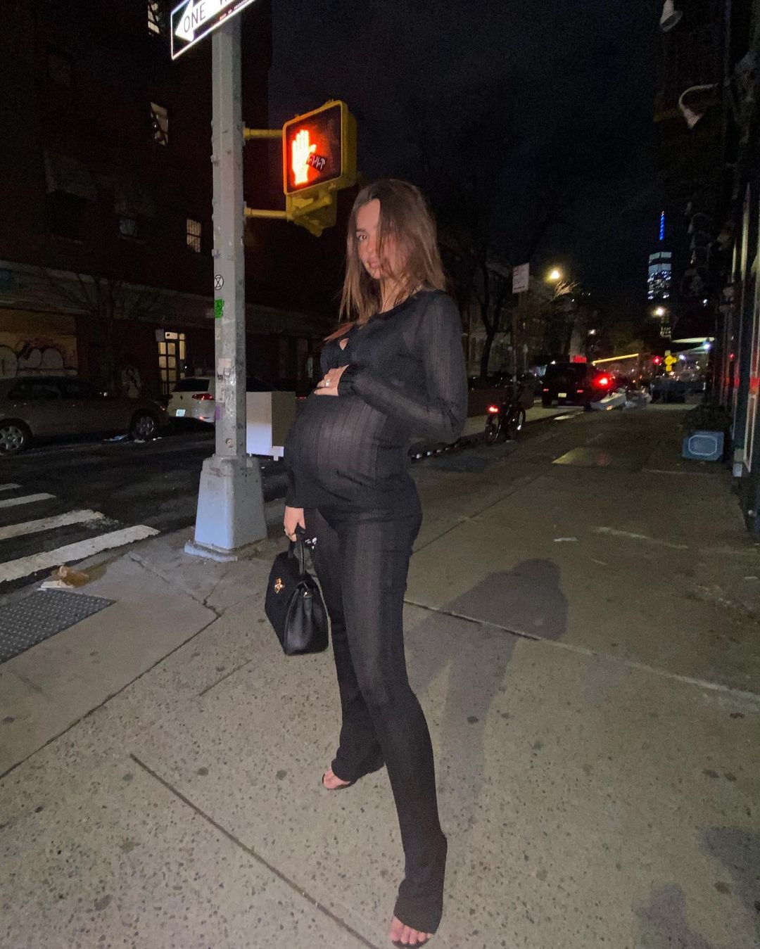 Беременная Эмили Ратаковски отправилась на ночную прогулку в прозрачном комбинезоне и на каблуках