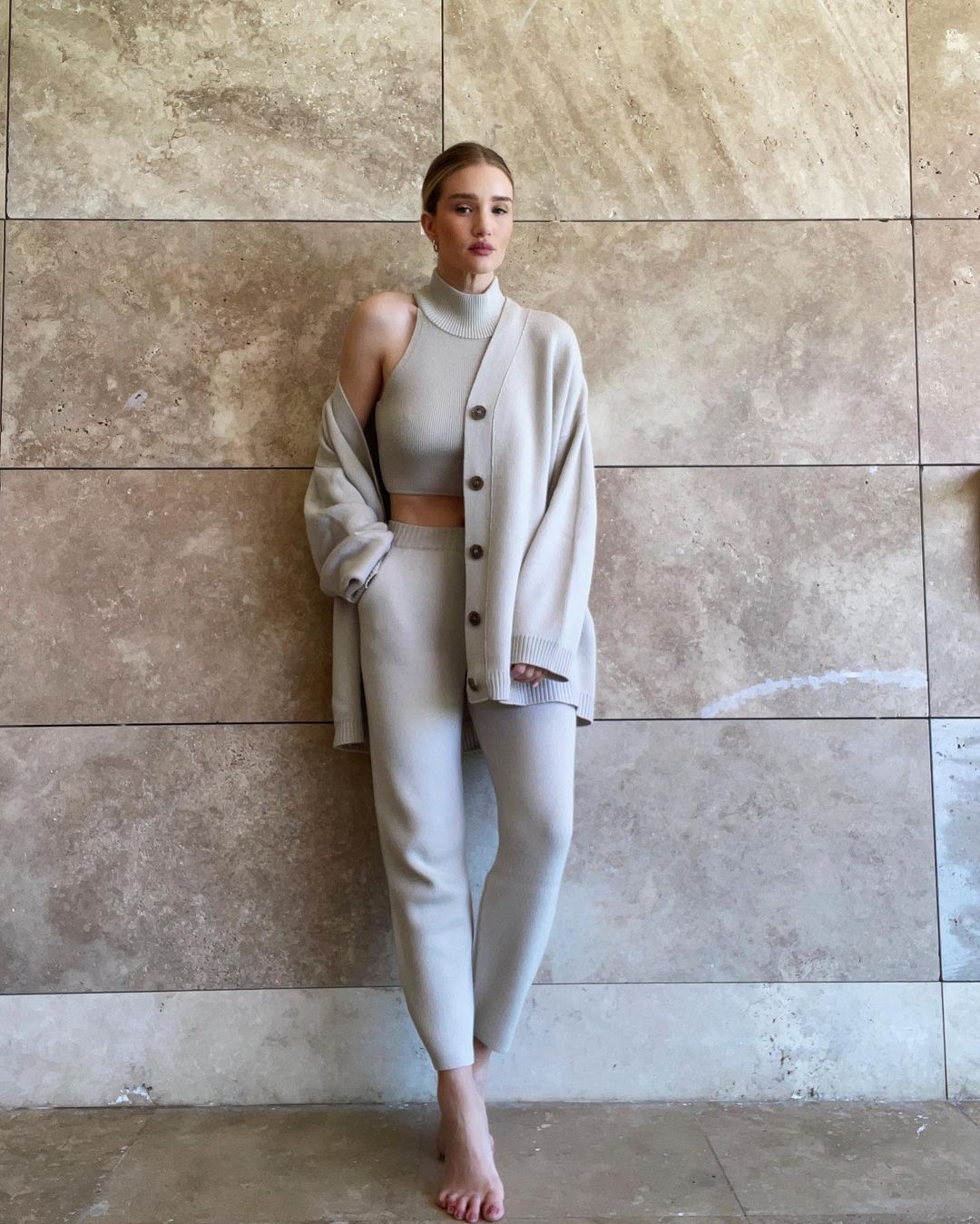 Роузи Хантингтон-Уайтли показала, какой костюм-тройку стоит приобрести этой весной