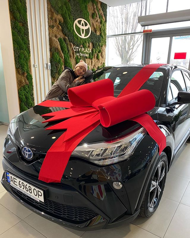 Вагітна дружина Павліка після скарг на фінансові труднощі похвалилася новим люксовим авто