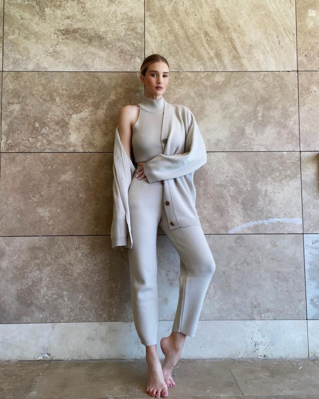 Роузи Хантингтон-Уайтли показала, какой костюм-тройку стоит приобрести этой весной