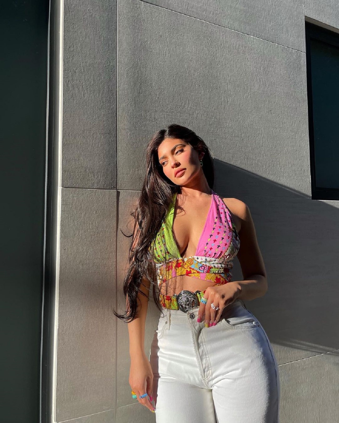 Ці форми! Кайлі Дженнер позує в топі найбільш модного забарвлення і високих джинсах