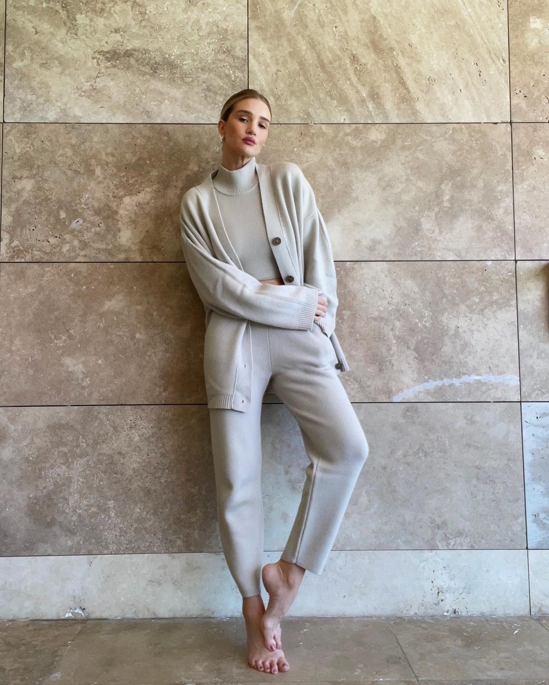 Роузи Хантингтон-Уайтли показала, какой костюм-тройку стоит приобрести этой весной