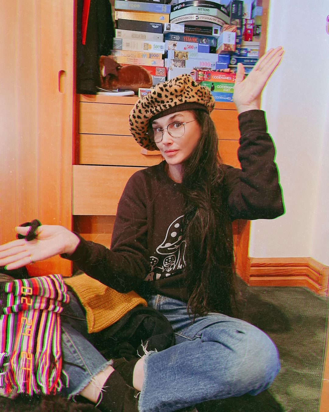 Модні джинси і леопардовий капелюх: 58-річна Демі Мур підкорила мережу стильним весняним луком