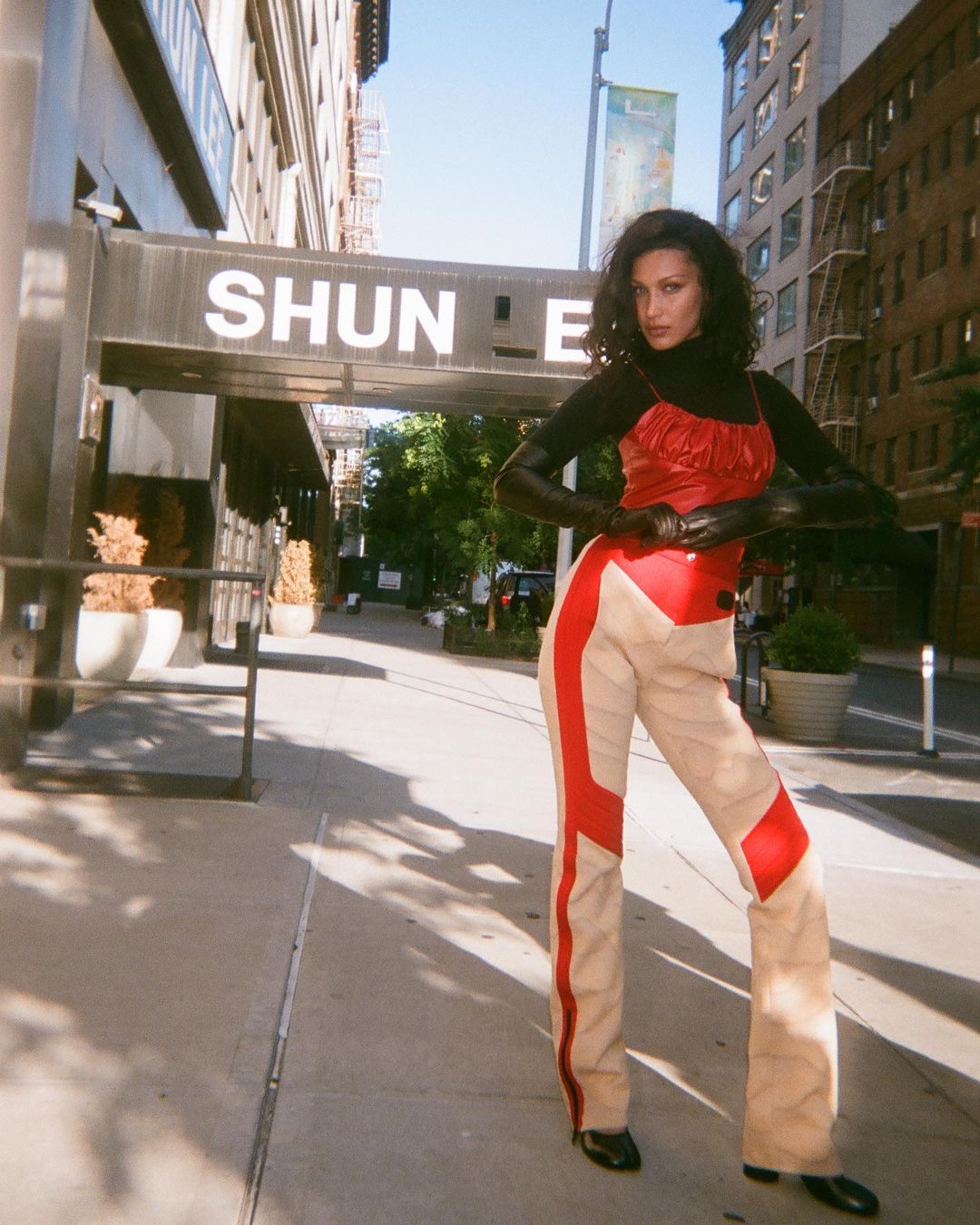 Нереально красивая: Белла Хадид покорила сеть точеной фигурой в откровенном наряде