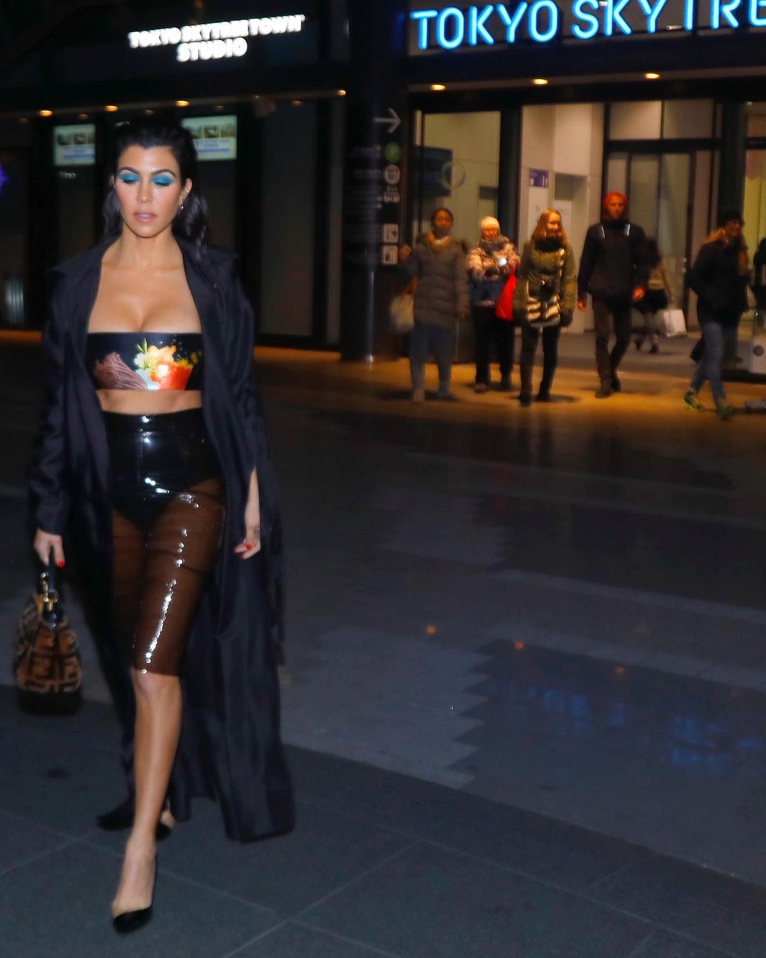 У крихітному топі і прозорій спідниці: 41-річна Кортні Кардашян блиснула стрункою фігурою